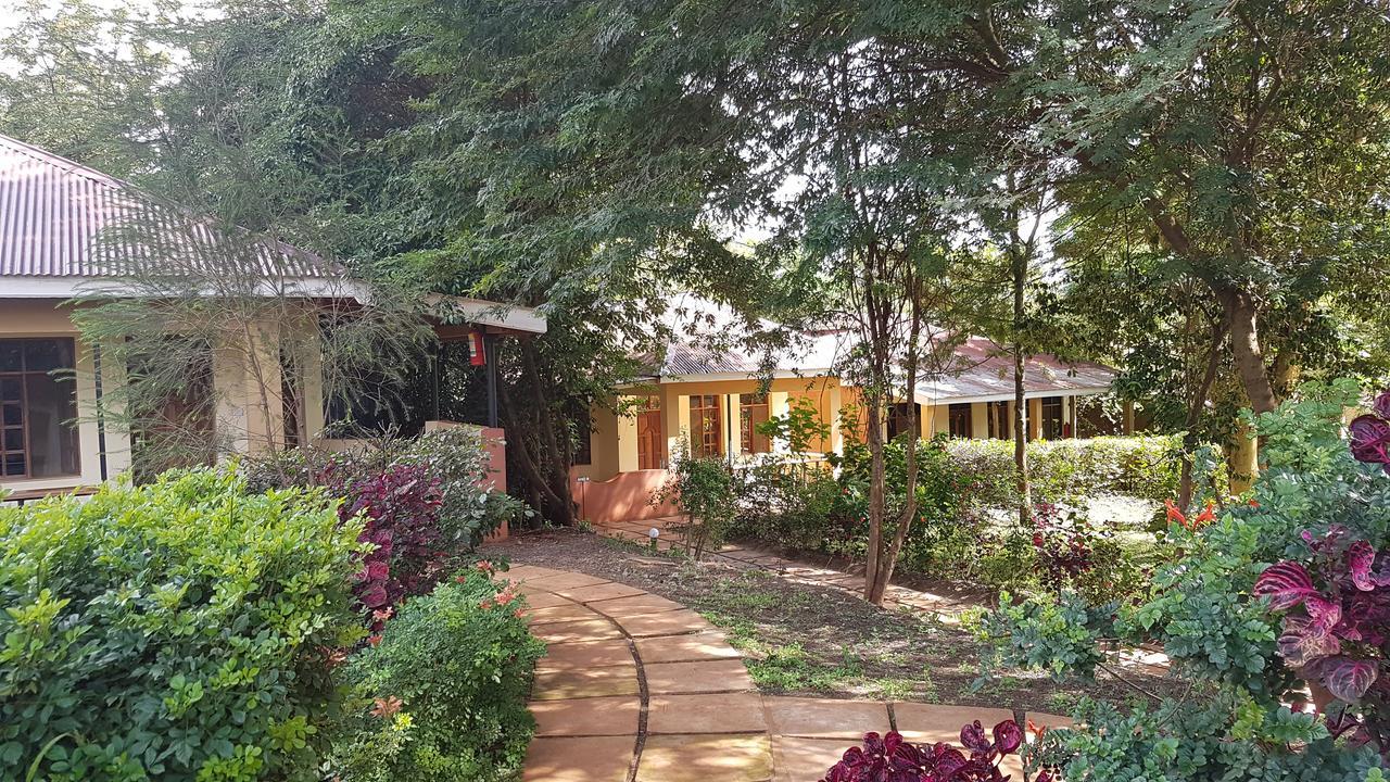 Eileen'S Trees Inn Karatu Exterior foto